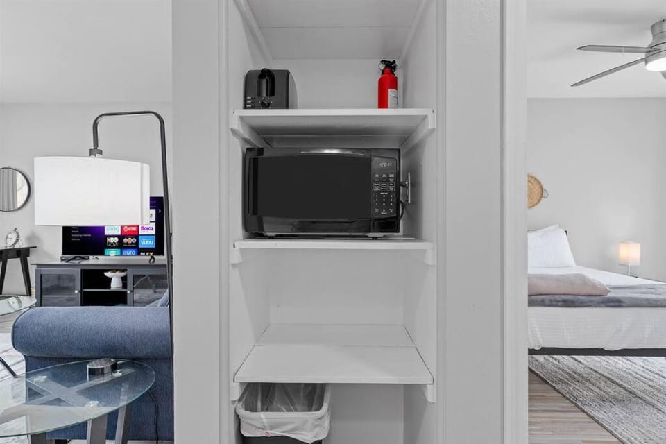 Bright & Comfy 1 Bedroom Flat - Hollywood Suites Apartment in Mount Clemens