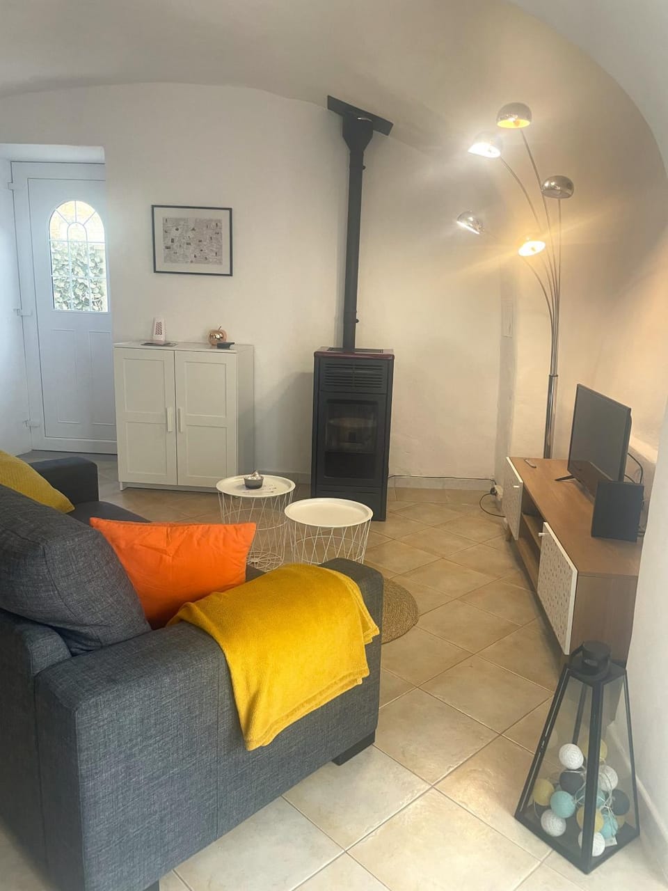 Property building, Nearby landmark, Facade/entrance, Spring, Off site, TV and multimedia, Living room, heating, internet