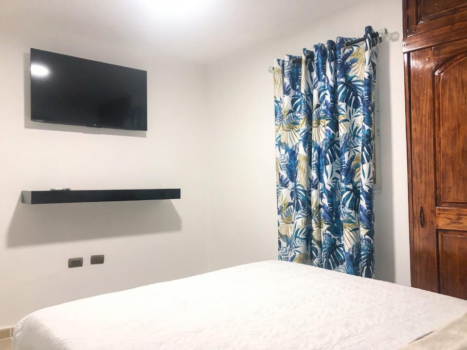 Bed, TV and multimedia, Photo of the whole room, Evening entertainment, Bedroom