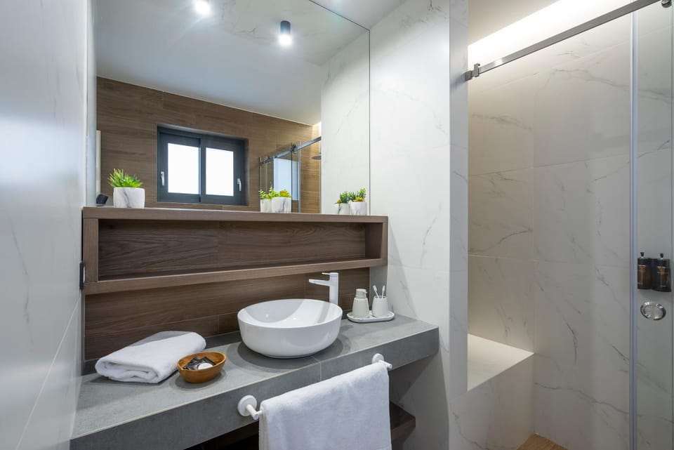 Shower, Toilet, Bathroom, towels