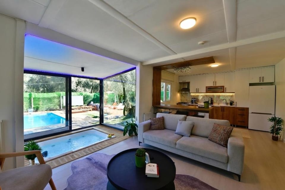 bungalov ve göl kenarina kurulmuş sahil evi. House in Turkey