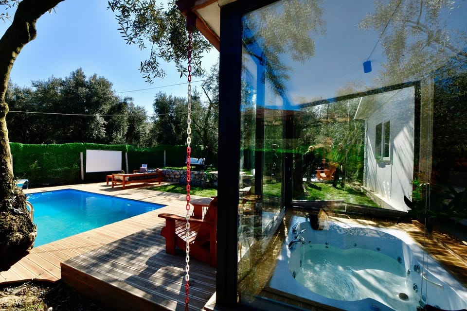 bungalov ve göl kenarina kurulmuş sahil evi. House in Turkey