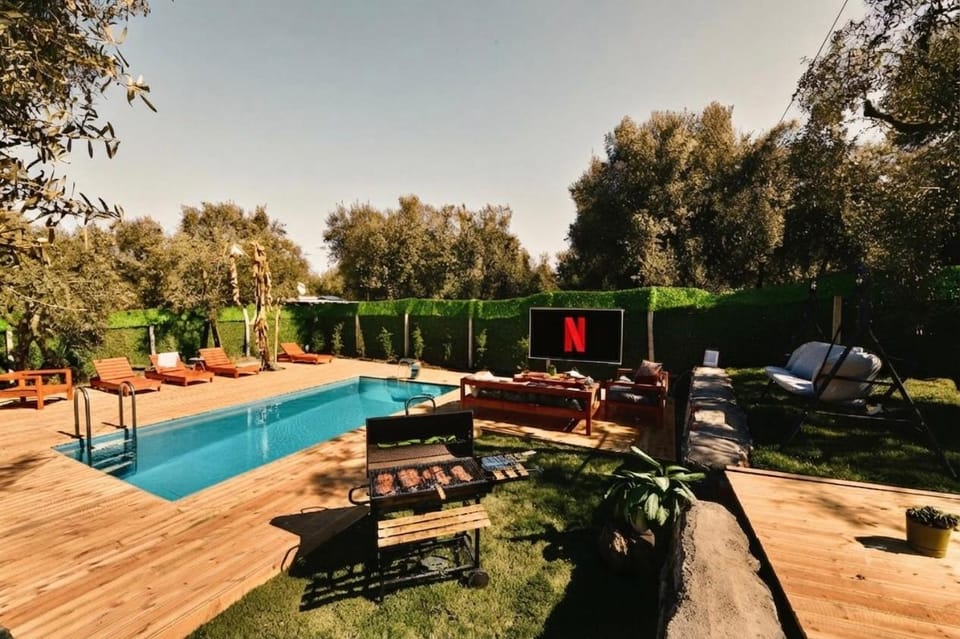 bungalov ve göl kenarina kurulmuş sahil evi. House in Turkey