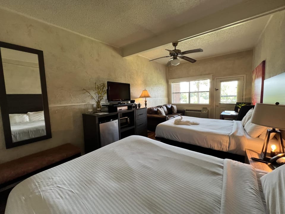 GR4 - Mountain Harbor Queen Guest Room on Lake Ouachita Hotel in Lake Ouachita