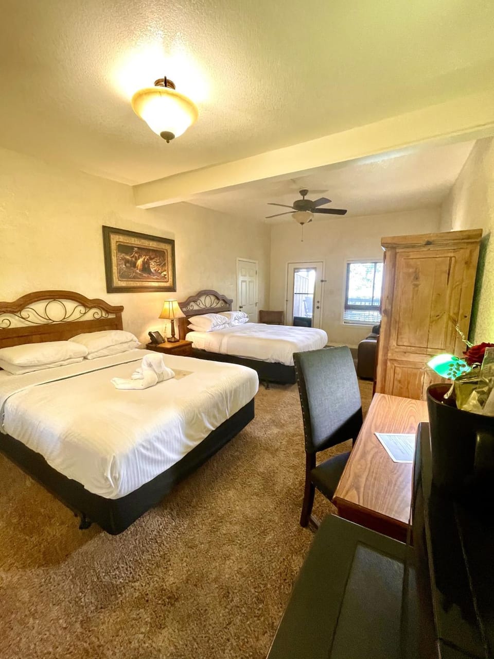 Mountain Harbor Queen Guest Room on Lake Ouachita Hotel in Lake Ouachita