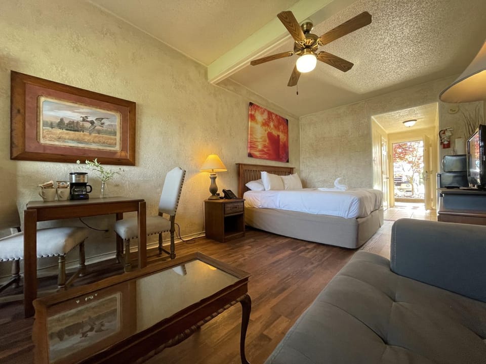Mountain Harbor King Guest Room on Lake Ouachita Hotel in Lake Ouachita