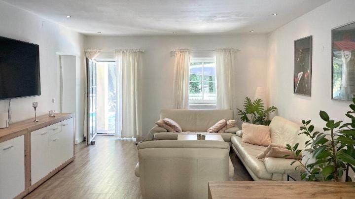 TV and multimedia, Living room, Seating area, Evening entertainment