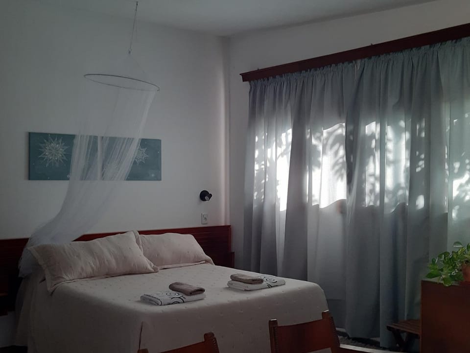 Bed, towels