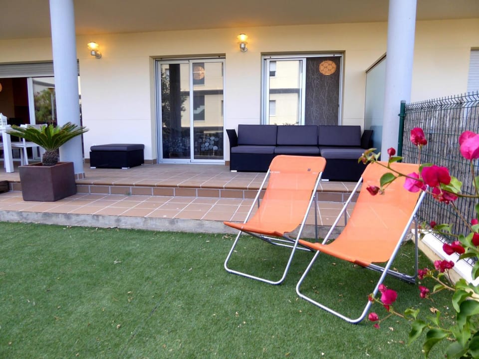 Piso moderno con terraza, jardín, piscina y WiFi, a 400m de la playa en Llançà - ES-228-137 Apartment in Alt Empordà