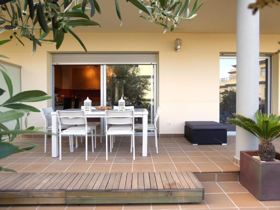 Piso moderno con terraza, jardín, piscina y WiFi, a 400m de la playa en Llançà - ES-228-137 Apartment in Alt Empordà