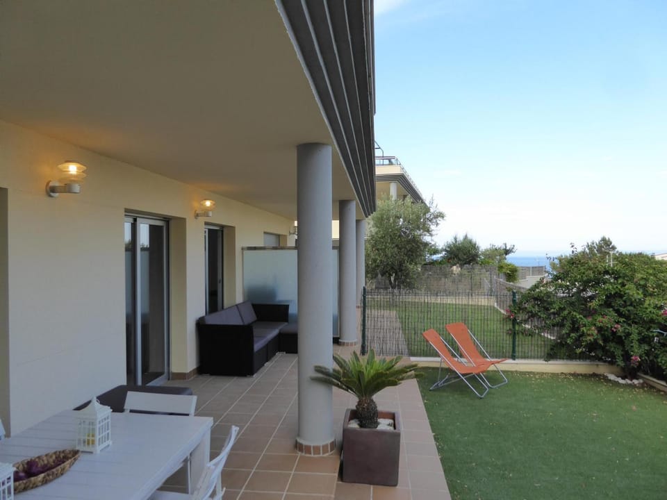 Piso moderno con terraza, jardín, piscina y WiFi, a 400m de la playa en Llançà - ES-228-137 Apartment in Alt Empordà