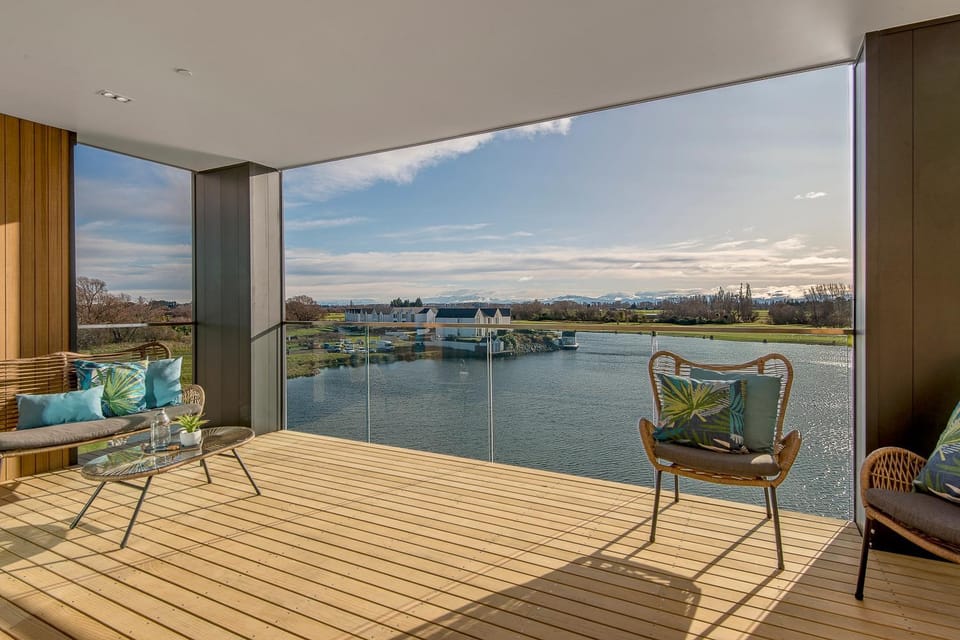 View (from property/room), Balcony/Terrace, Seating area, Lake view