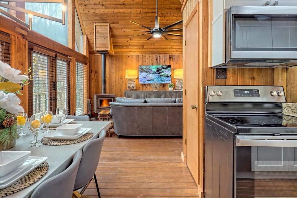 Living room, Seating area, Dining area, stove