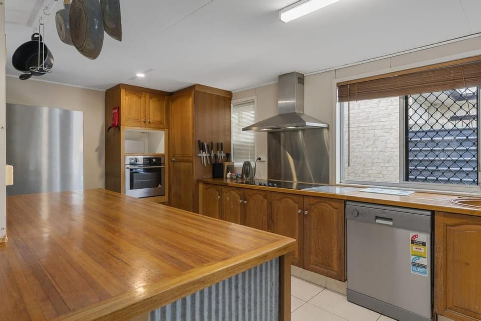 Bongaree Beach House with Pool House in Sandstone Point