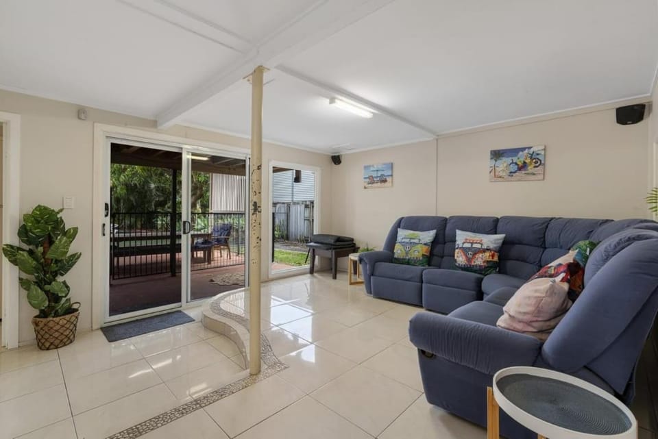 Bongaree Beach House with Pool House in Sandstone Point