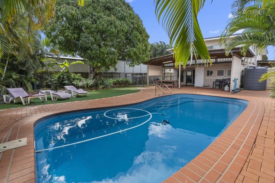 Bongaree Beach House with Pool House in Sandstone Point