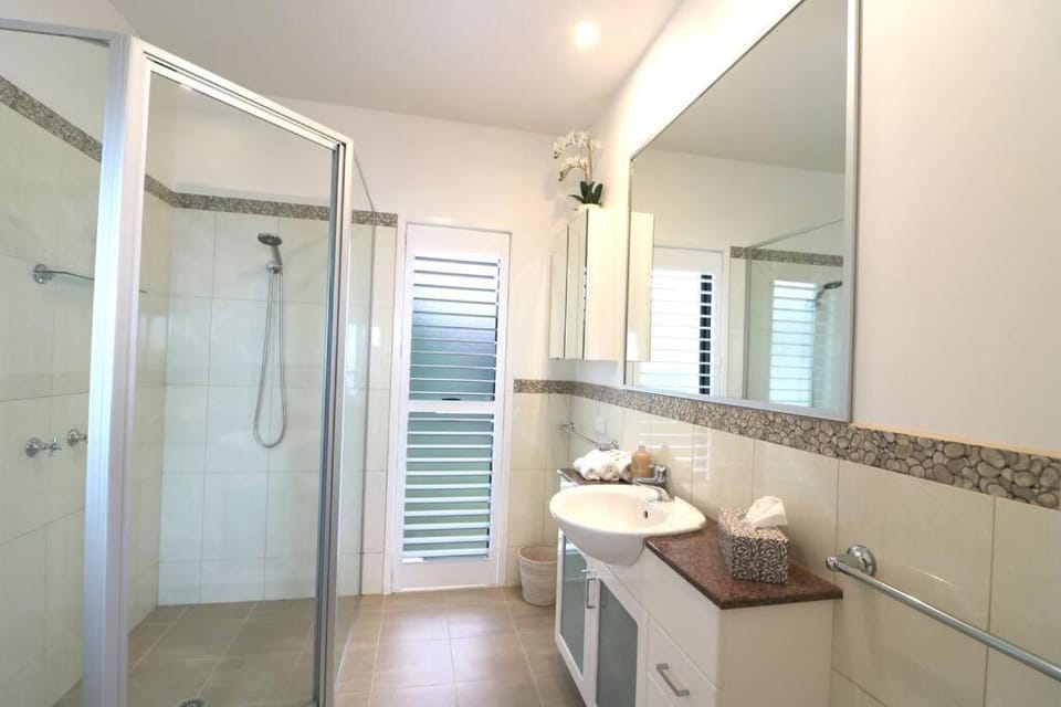 Villa paradiso - 5 bed - beach access - pool House in Tura Beach