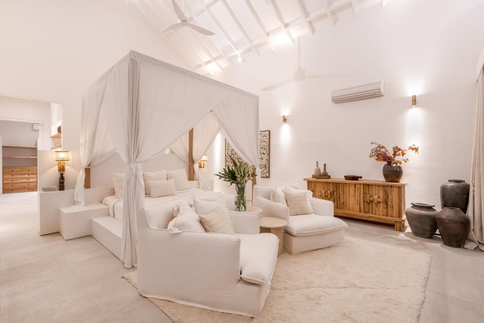Bed, Seating area, Bedroom, air conditioner