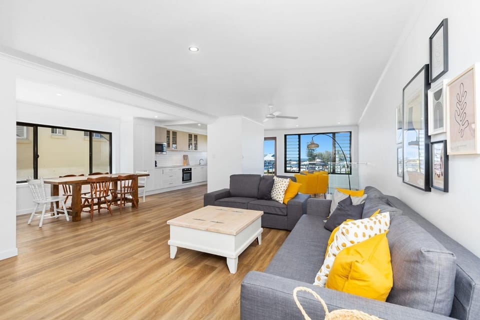 TV and multimedia, Kitchen or kitchenette, Living room, Seating area, Dining area