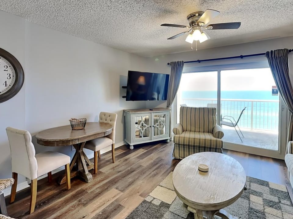 TV and multimedia, Balcony/Terrace, Seating area, Dining area, Sea view, furniture