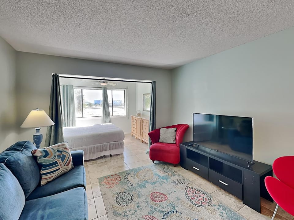 Bed, TV and multimedia, Living room, Seating area, Bedroom, furniture