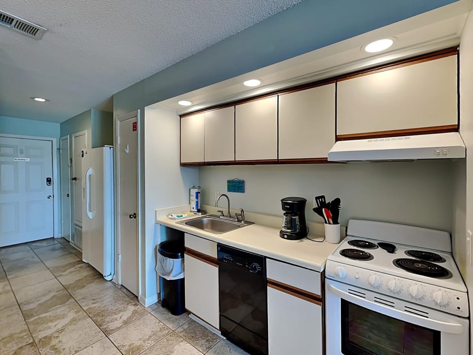 Coffee/tea facilities, Kitchen or kitchenette, dishwasher, oven, stove, washing machine