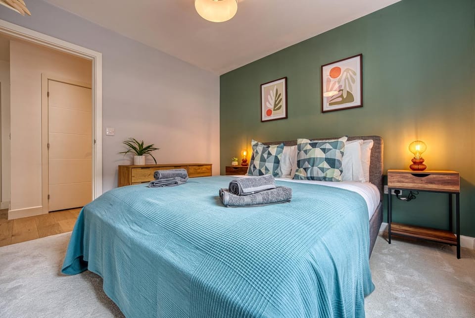 Bed, Bedroom, towels
