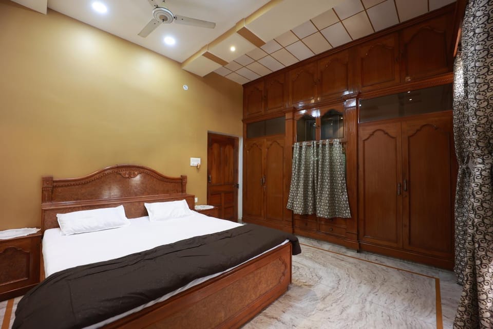 Bed, Photo of the whole room, Bedroom, fireplace, wardrobe