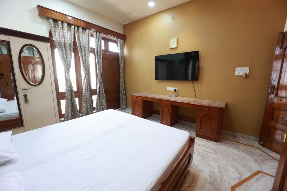 Bed, TV and multimedia, Photo of the whole room, Bedroom, hair dresser
