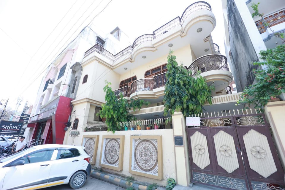 Property building, Day, Neighbourhood, Street view, Location, Parking
