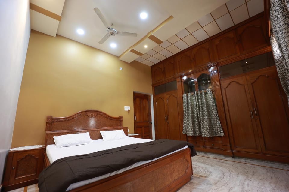 Bed, Photo of the whole room, Bedroom, fireplace, wardrobe, air conditioner