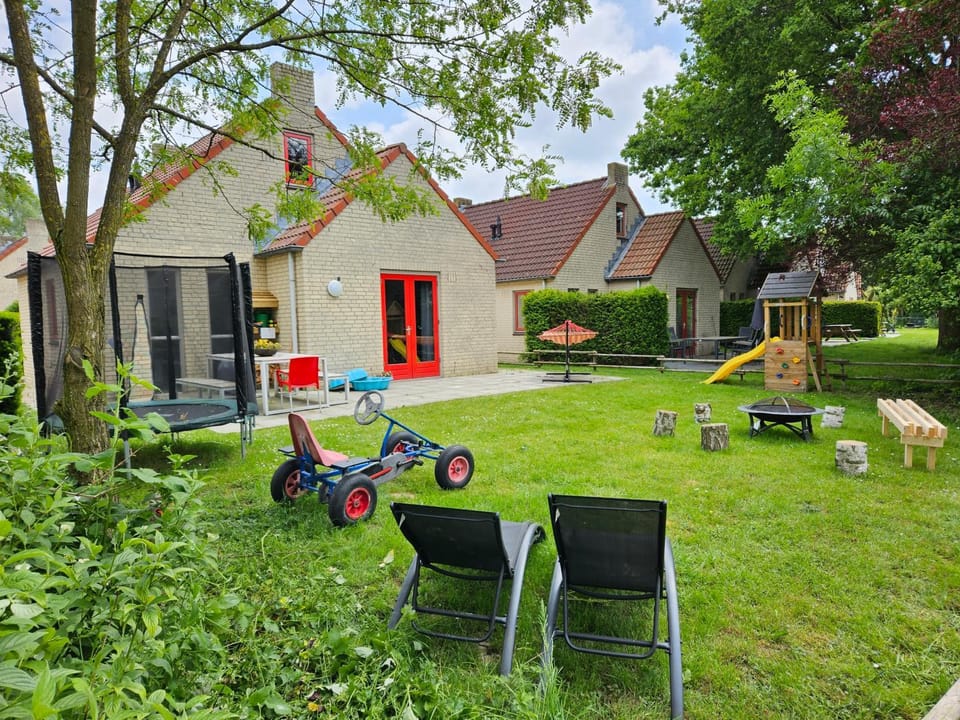 7 person House with garden, firepit, optional whirlpool, hammock, child friendly, slide, swimming lake and great coffee House in Gelderland, Netherlands