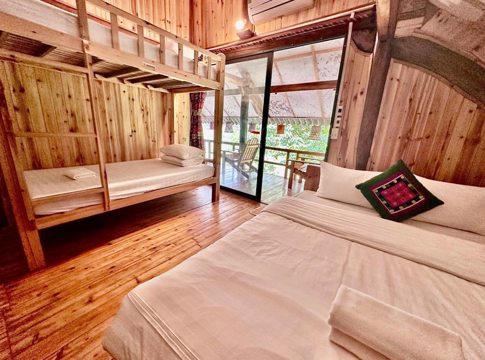 Bed, Photo of the whole room, Bedroom, bunk bed, towels