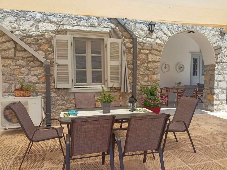 Smaragdas Paradise House in Islands
