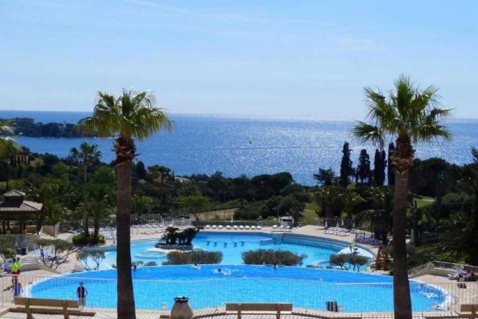 Pool view, Sea view