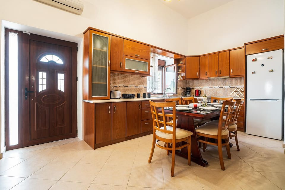 Property building, Kitchen or kitchenette, Living room
