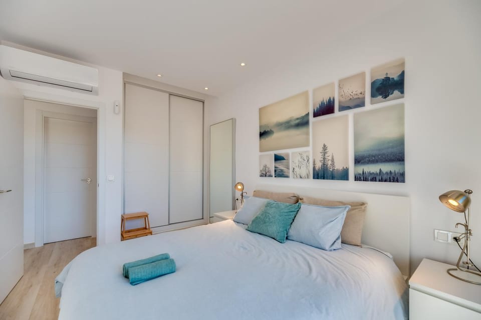 Photo of the whole room, Bedroom