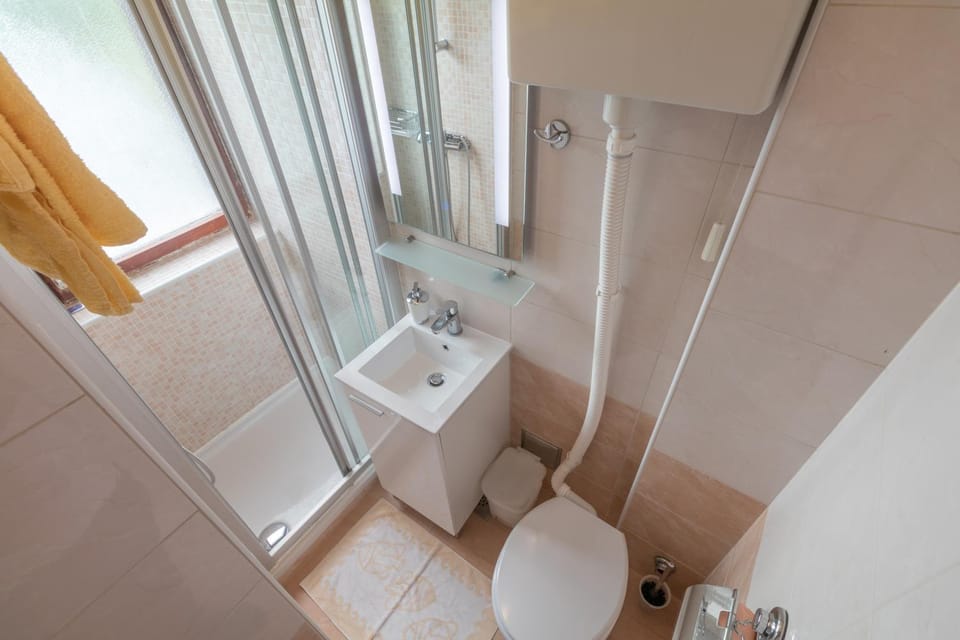 Toilet, Bathroom, towels