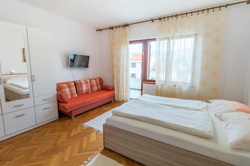 Bed, TV and multimedia, Photo of the whole room, Bedroom