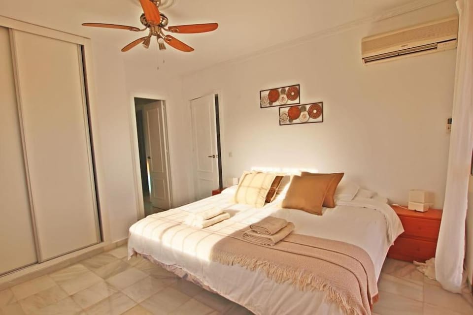 Bedroom, fireplace, air conditioner