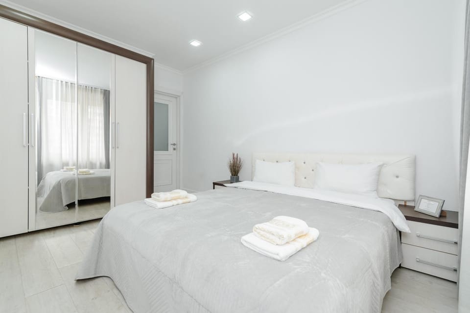 Bed, Bedroom, towels, wardrobe