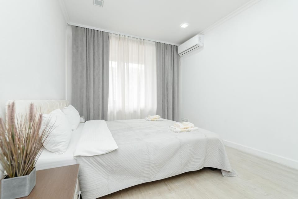 Bed, Bedroom, towels, air conditioner