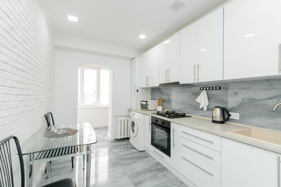 Coffee/tea facilities, Kitchen or kitchenette, Dining area, oven, stove