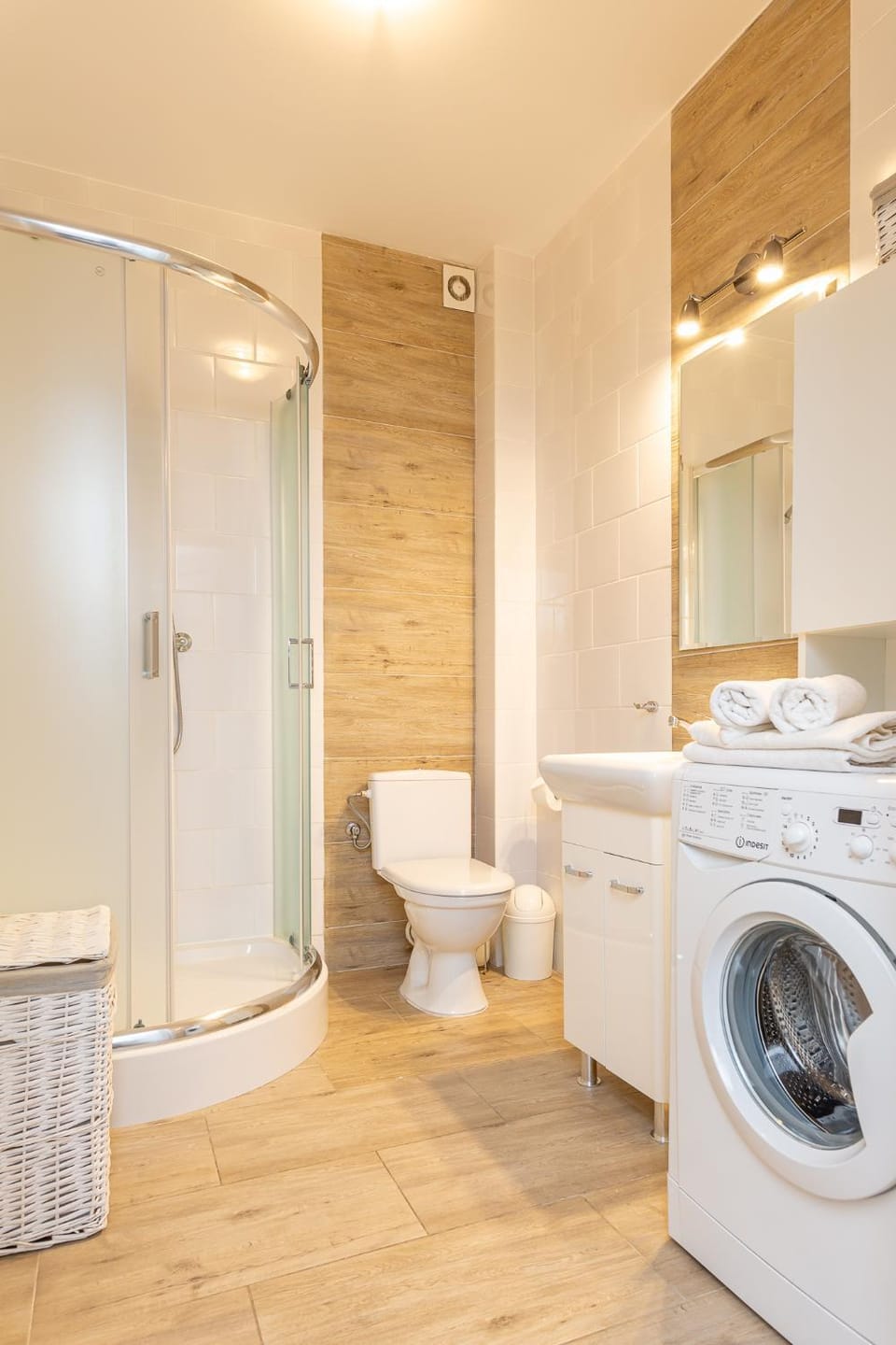 Shower, Toilet, Bathroom, towels, washing machine