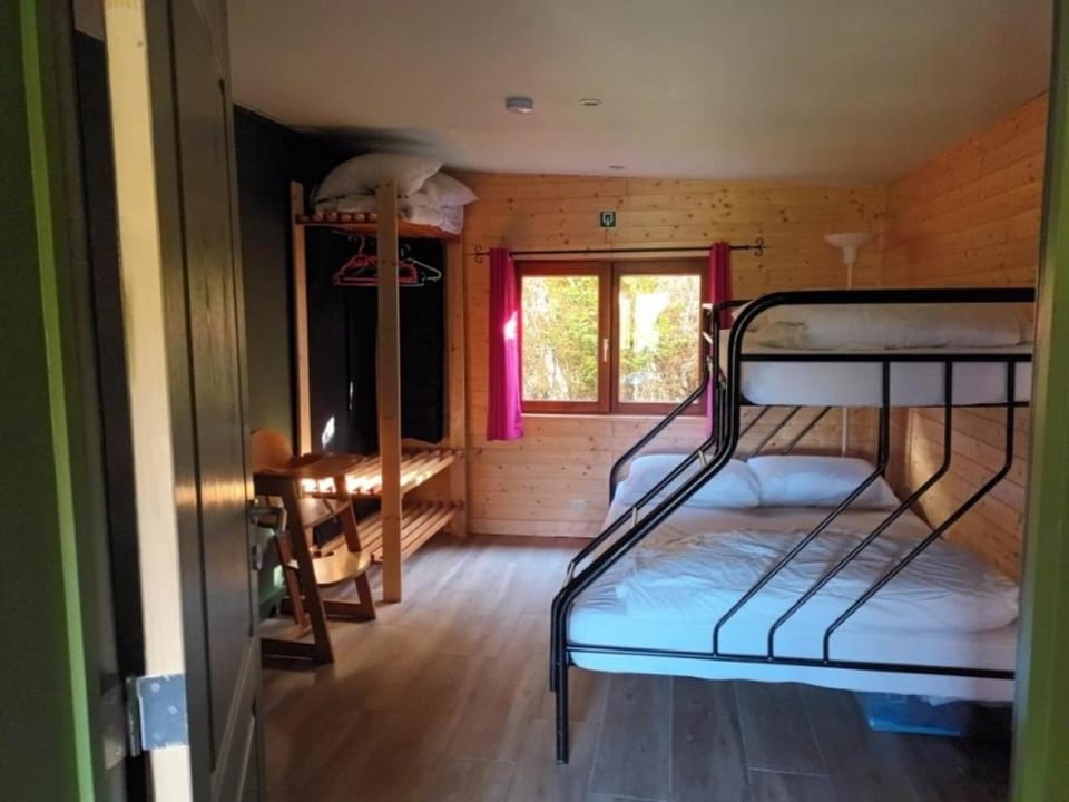 Bedroom, bunk bed