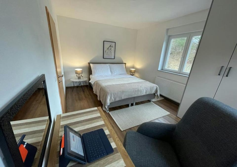 Bed, TV and multimedia, Photo of the whole room, Seating area, Bedroom