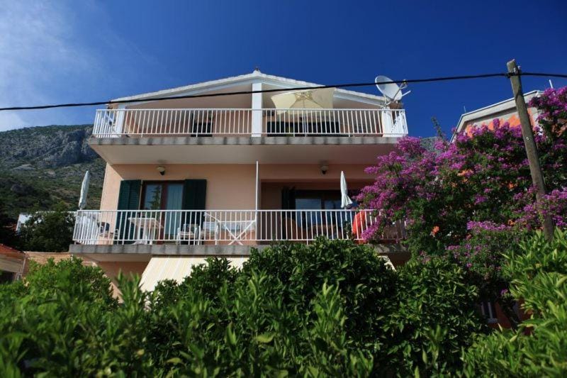 Property building, Natural landscape, Balcony/Terrace, Mountain view