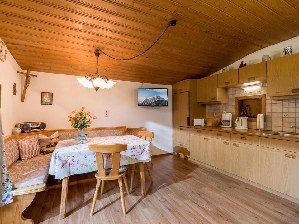 Kitchen or kitchenette, Seating area, Dining area