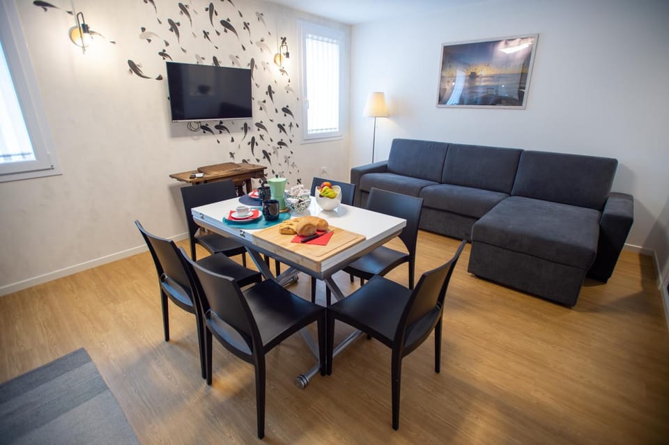Communal lounge/ TV room, TV and multimedia, Living room, Food and drinks, Seating area, Dining area, Evening entertainment, Food, Drinks