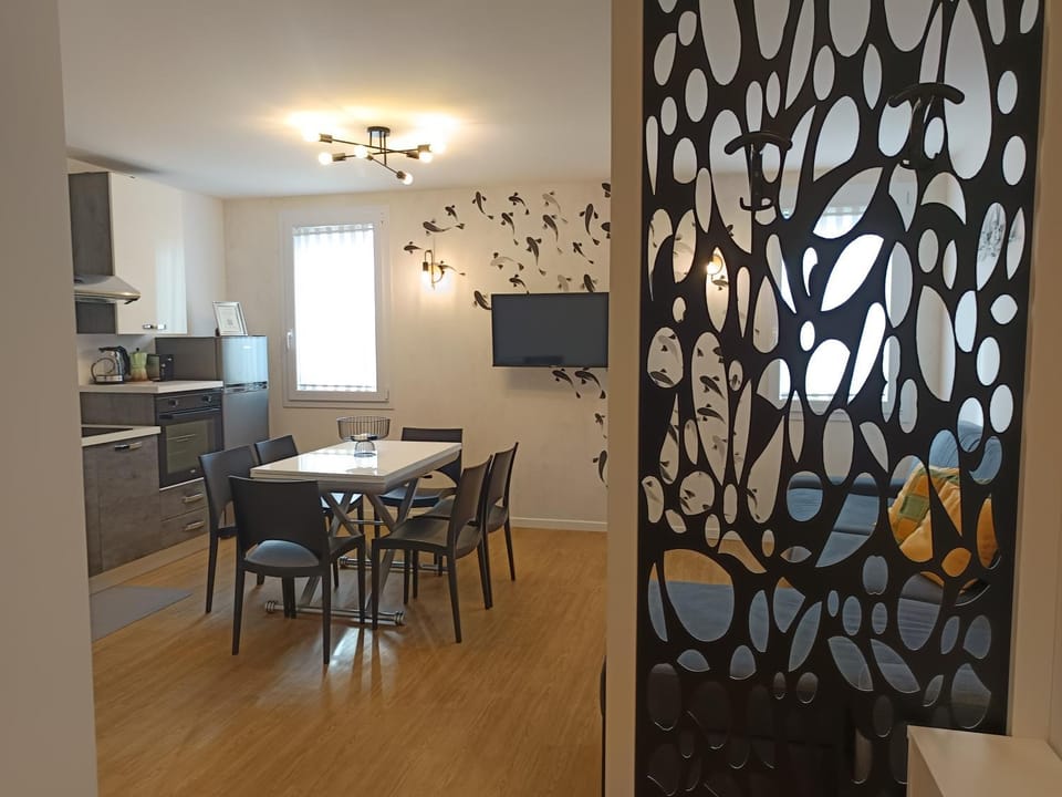 TV and multimedia, Kitchen or kitchenette, Living room, Seating area, Dining area, oven, pet friendly, stove
